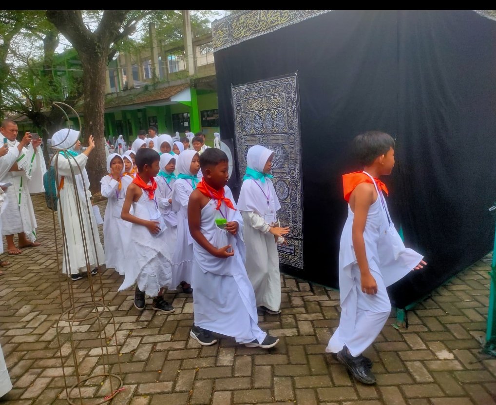 LPI Al Azhaar Tulungagung Tanamkan Spiritualitas Lewat Manasik Haji Massal