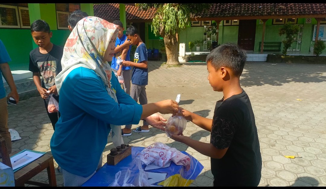 SDN 1 Moyoketen Tulungagung Tanamkan Nilai Sosial Lewat Tradisi “Latihan Kurban”