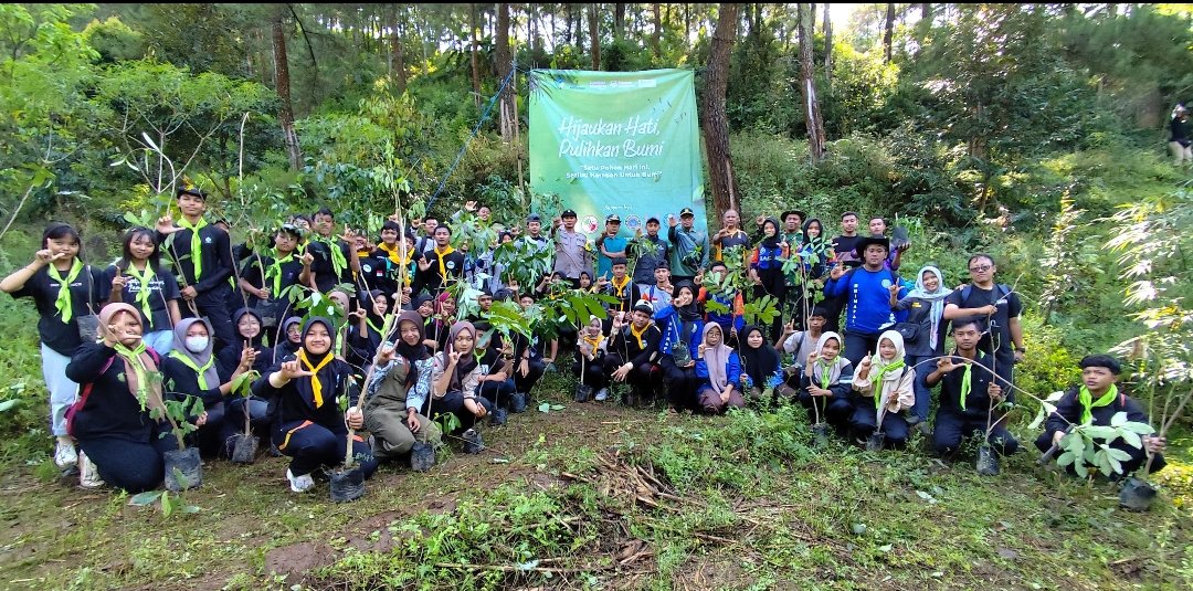 Hijaukan Hati, Pulihkan Bumi: Komunitas Kediri Raya Tanam 200 Pohon di Lereng Wilis