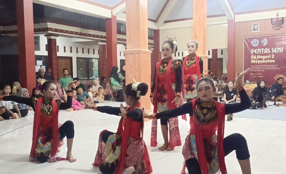 Pentas Seni SDN 2 Moyoketen : Panggung Ekspresi Siswa