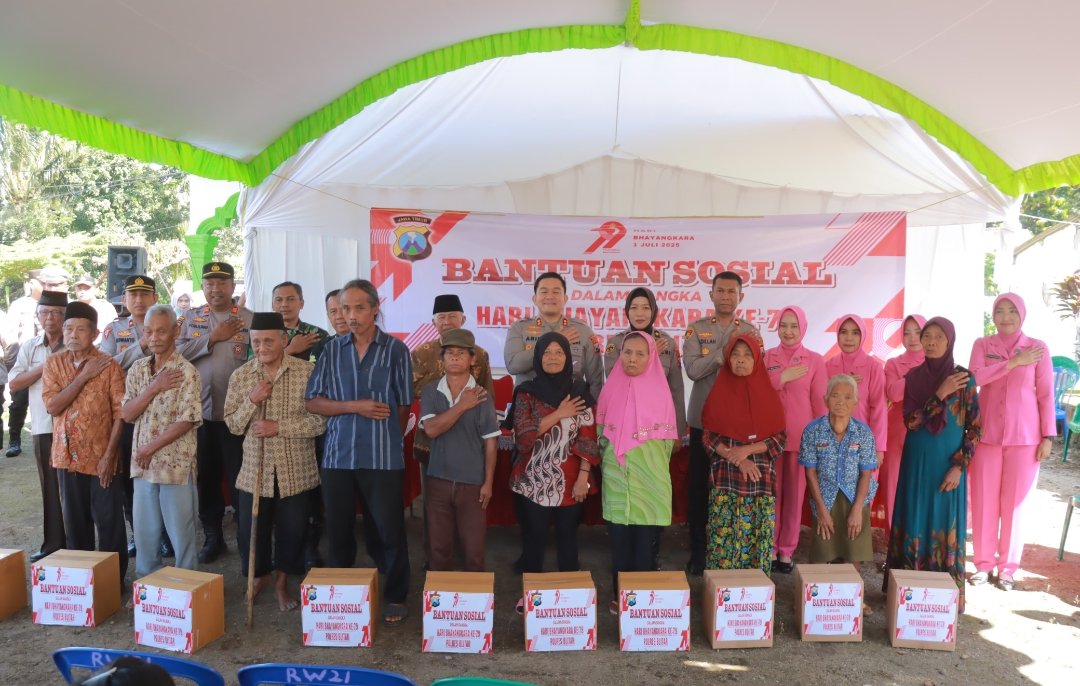 Polres Blitar Berbagi Bansos Paket Sembako di Kampung Baru, Wujud Nyata Kepedulian Polri untuk Masyarakat