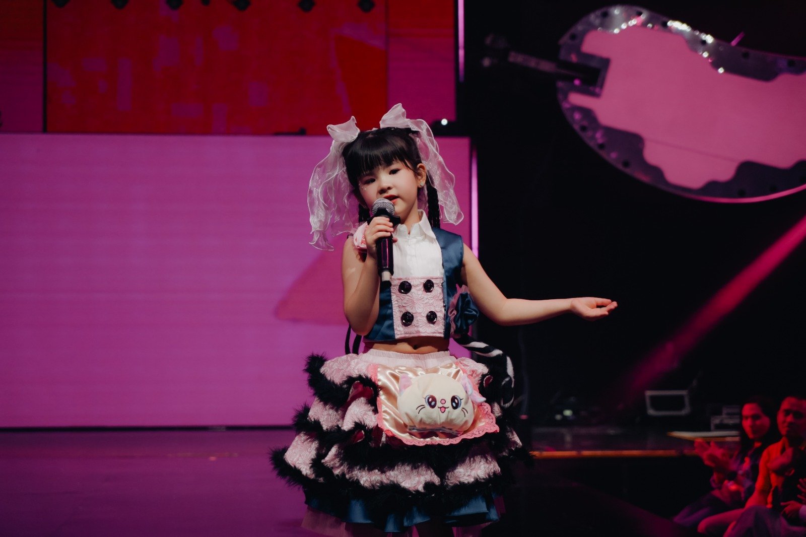 Umur 6 Tahun Udah Rilis Lagu Kedua, Debut di AFF 2025 Bikin Penonton Takjub, Ini Sosok Ariana Ivy!