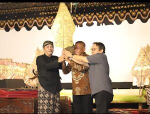 Wayang Kulit ‘Sesaji Rajasuya’ Warnai Tradisi Jamasan Pusaka di Tulungagung, Bupati Tekankan Pelestarian Budaya