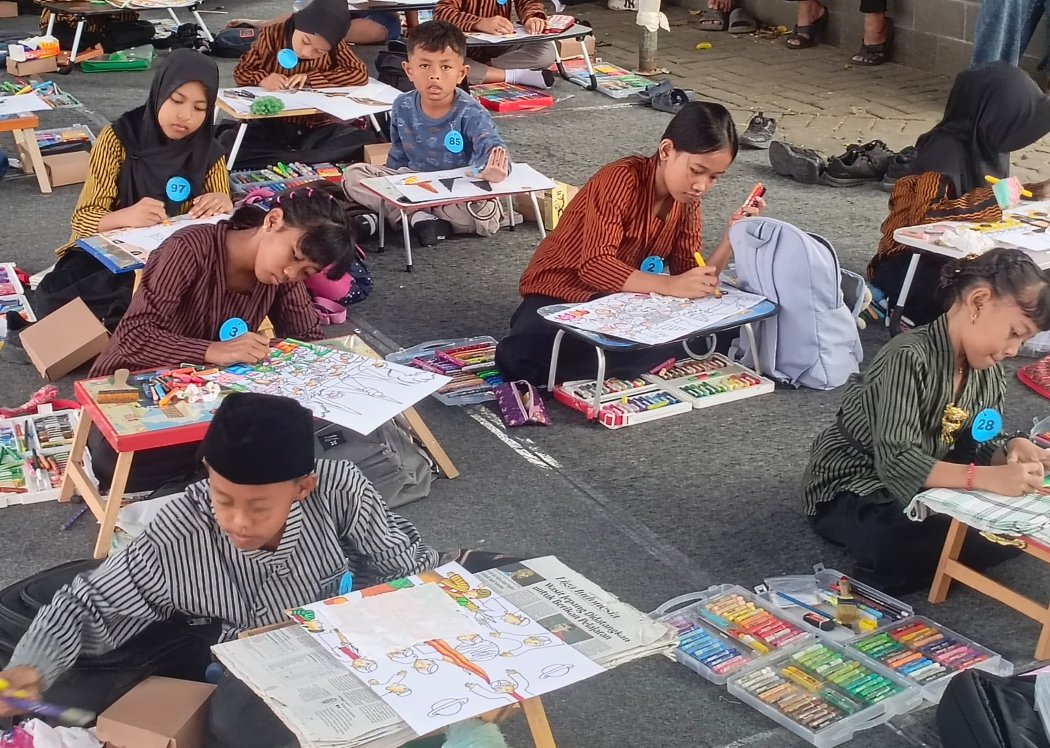Keris dalam Goresan, Ratusan Siswa SD Meriahkan Festival Budaya Spiritual Tulungagung