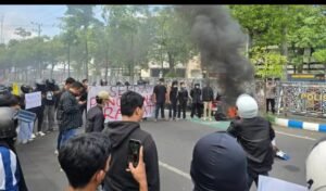 Tulungagung Ada Apa?  Mahasiswa dan LKHN Tuntut Transparansi Anggaran Sekda Tulungagung, Bakar Ban di Depan Kantor Pemkab