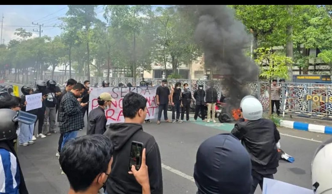 Tulungagung Ada Apa? Mahasiswa dan LKHN Tuntut Transparansi Anggaran Sekda Tulungagung, Bakar Ban di Depan Kantor Pemkab