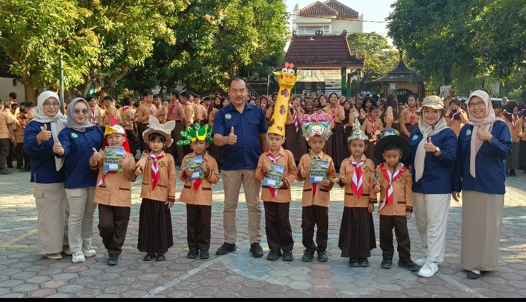 Topi Unik, Senyum Ceria: MPLS Ramah di SDN 1 Kampungdalem Pamit dengan Kesan Mendalam