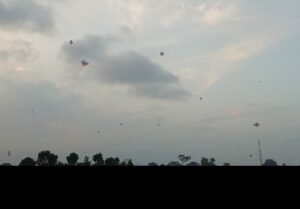 Semarak Layangan di Langit Ngrowo: Tradisi Lama yang Kembali Bersinar