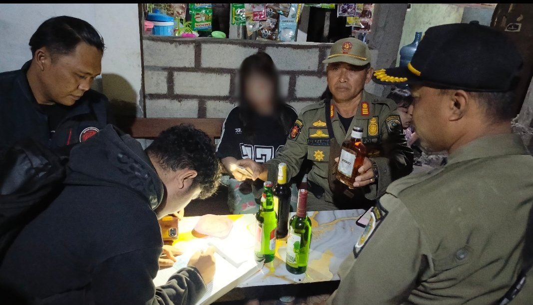 Warkop Karaoke di Tulungagung Dirazia, Puluhan Botol Miras Disita