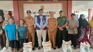 Bupati Salurkan “Beras Bansos Presiden Prabowo ke 229 KPM di Moyoketen, Bukti Kepedulian ke Warga Tak Mampu”