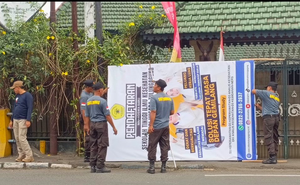 Satpol PP Tegas Copot 50 Reklame Tak Berizin, Pusat Kota Tulungagung Kembali Tertib