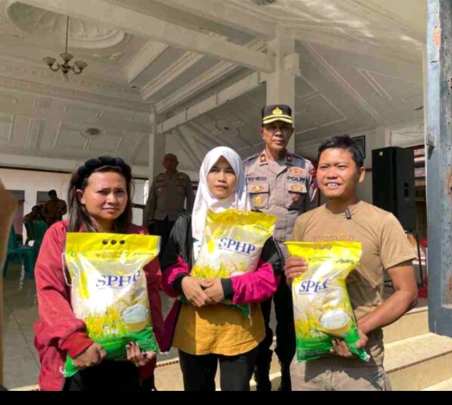 Polres Blitar Tebar Beras SPHP, Warga Antre di Pagergunung dan Selorejo