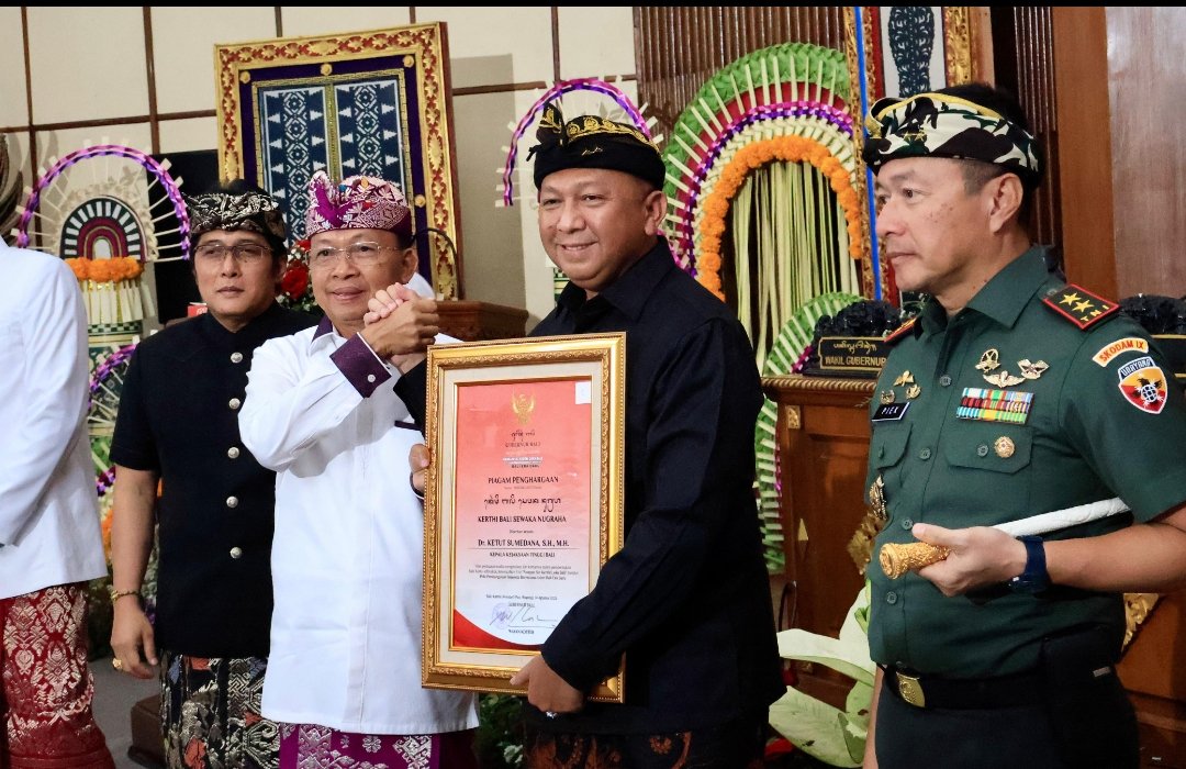 Bale Kerta Adhyaksa Resmi Jadi Perda Bali, Ketut Sumedana Diganjar Penghargaan Istimewa di Hari Jadi ke-67