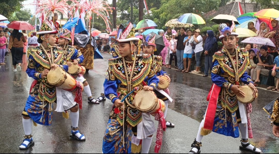 Pawai Budaya Dua Ribu Siswa SD se Kecamatan Kauman Tampil Memukau