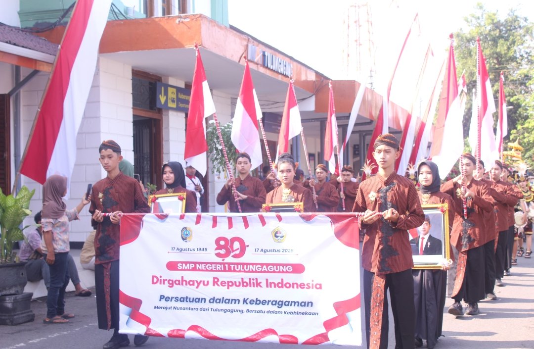 Penampilan SMPN 1 Memukau di Pawai Budaya Tulungagung 2025