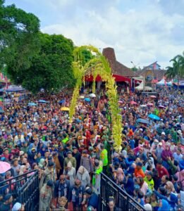 Bupati – Wabup Blitar saat Jamasan Gong Kiai Pradah 2025