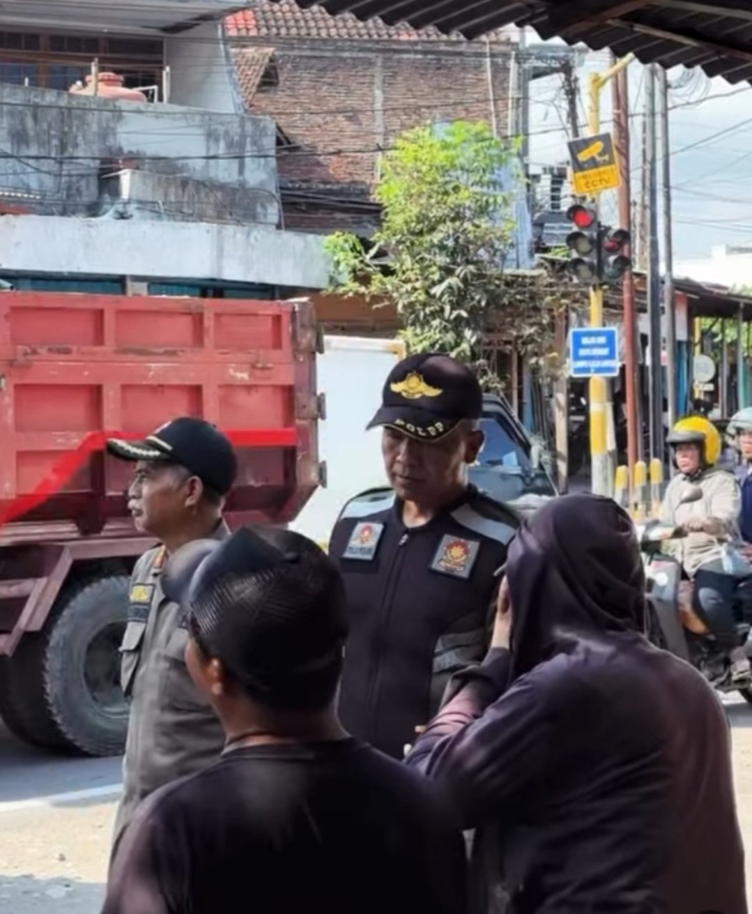 Satpol PPK Trenggalek Sapu Bersih Pengamen di Simpang Lampu Merah