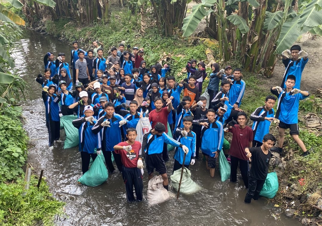 Sispala SMKN 1 Ngasem dan Forum Kali Brantas Gelar Aksi “Besuk” DAS Brantas, Angkat 480 Kg Sampah di Pare