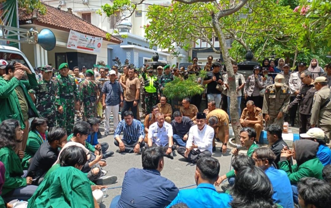 Mahasiswa Kepung DPRD Tulungagung, Bupati Gatut Sunu Janji Buka Data BOS dan Beasiswa
