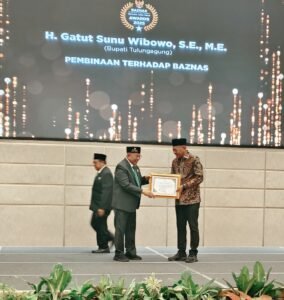Bupati Gatut Sunu Buktikan Kepemimpinan Amanah Lewat Penghargaan BAZNAS Jatim Award 2025