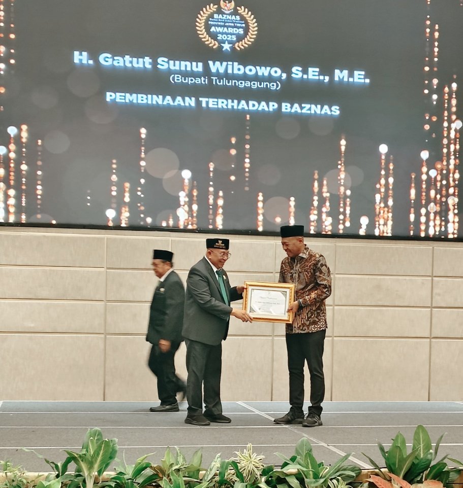 Bupati Gatut Sunu Buktikan Kepemimpinan Amanah Lewat Penghargaan BAZNAS Jatim Award 2025