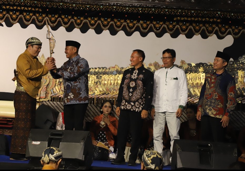 Wayang Kresna Duta Hidupkan Pasar Ngunut: Budaya, Ekonomi, Pemimpin dan Rakyat Bersatu di Panggung Gayatri