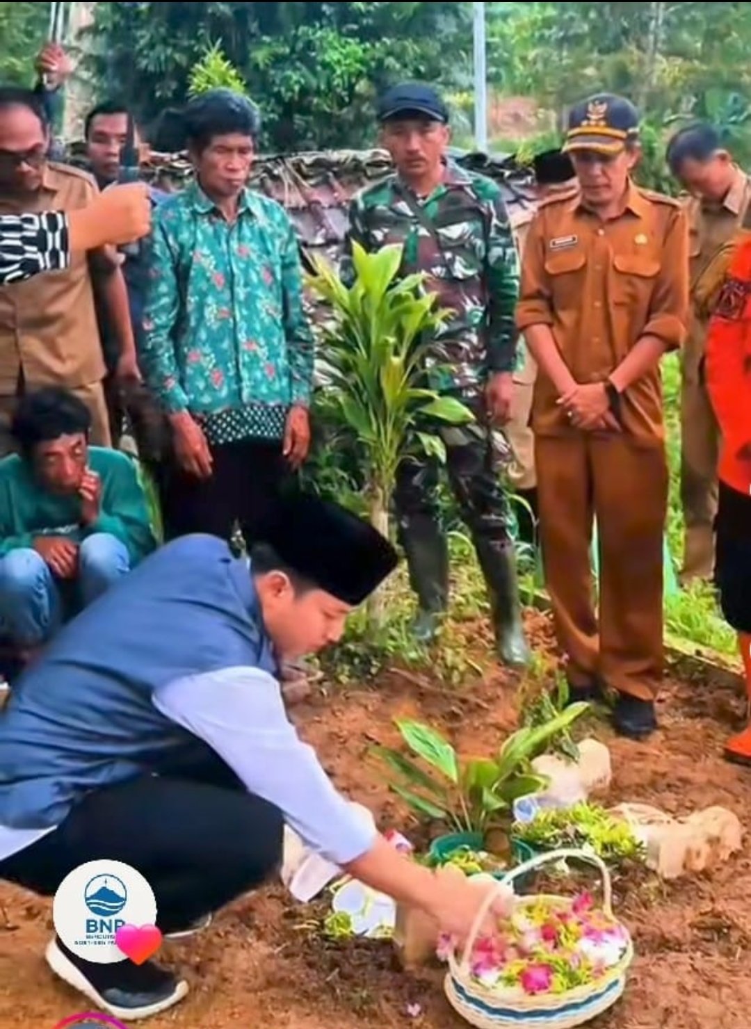 Pasca longsor Maut, Pemkab Trenggalek Ziarahi Korban dan Dampingi Keluarga Berduka