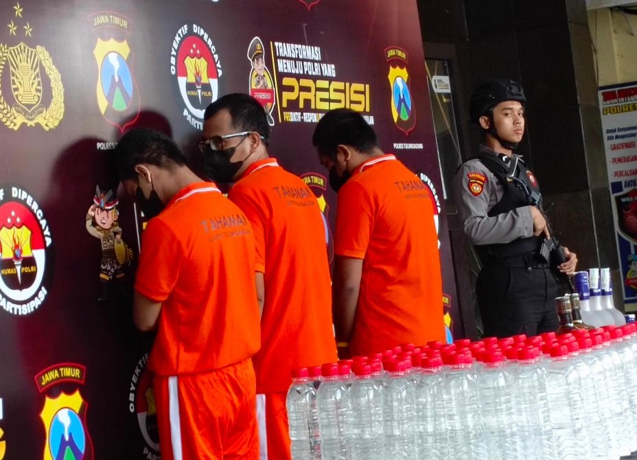 Polisi Bongkar Jaringan Miras Ilegal di Dunia Maya, Transaksi COD Jadi Kedok