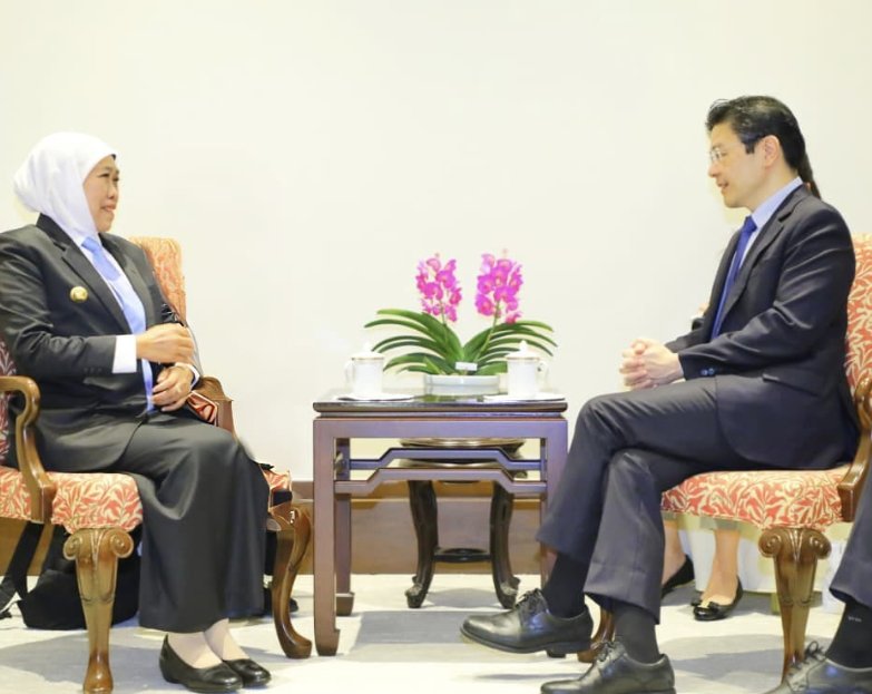 Khofifah Paparkan Kerja Sama Karbon dan Investasi Saat Bertemu PM Singapura Lawrence Wong