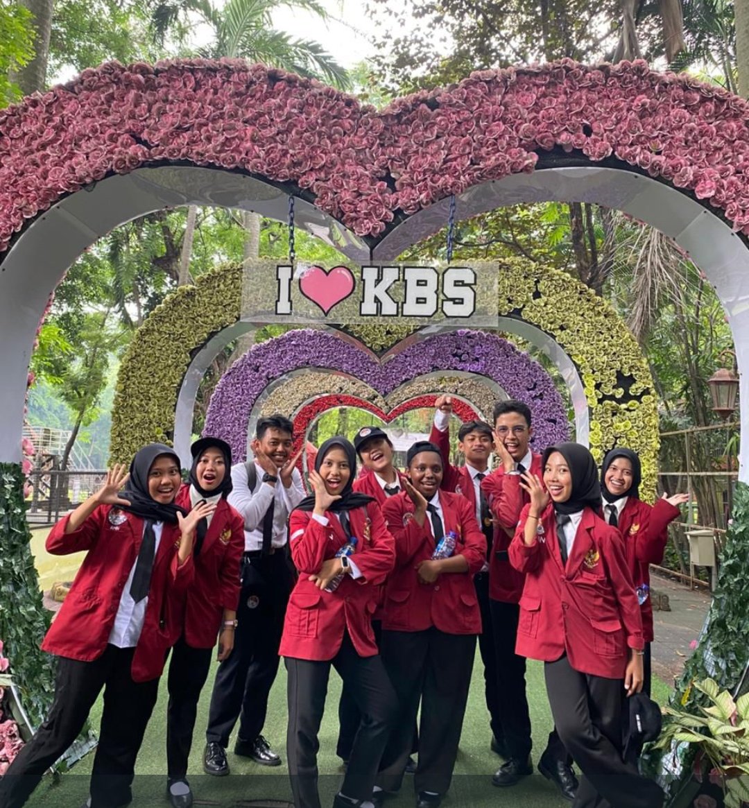 Maknai Hari Pahlawan, Penghuni AMN Surabaya Tabur Bunga TMP dan Kunjungan Edukatif ke KBS