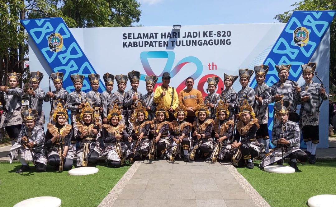 Pendidik Kauman Tampil Memukau di Gerak Jalan Kreasi Napak Tilas Boyongan Kadipaten Ngrowo 2025