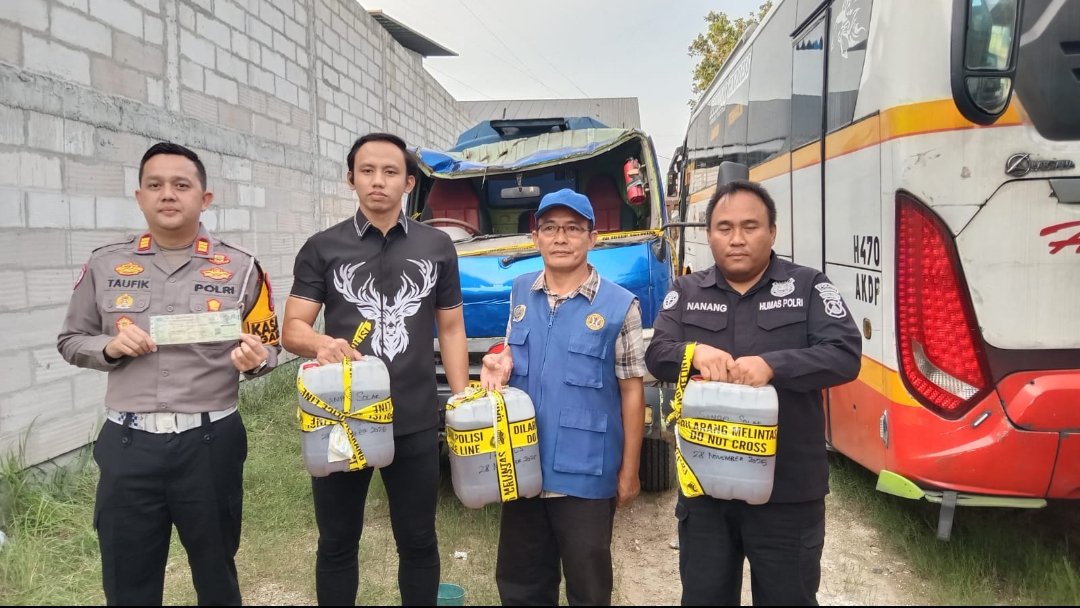 Truk Tangki Solar Terguling di JLS Tulungagung: Sopir Hilang, Identitas Kendaraan Janggal, Distribusi BBM Disorot