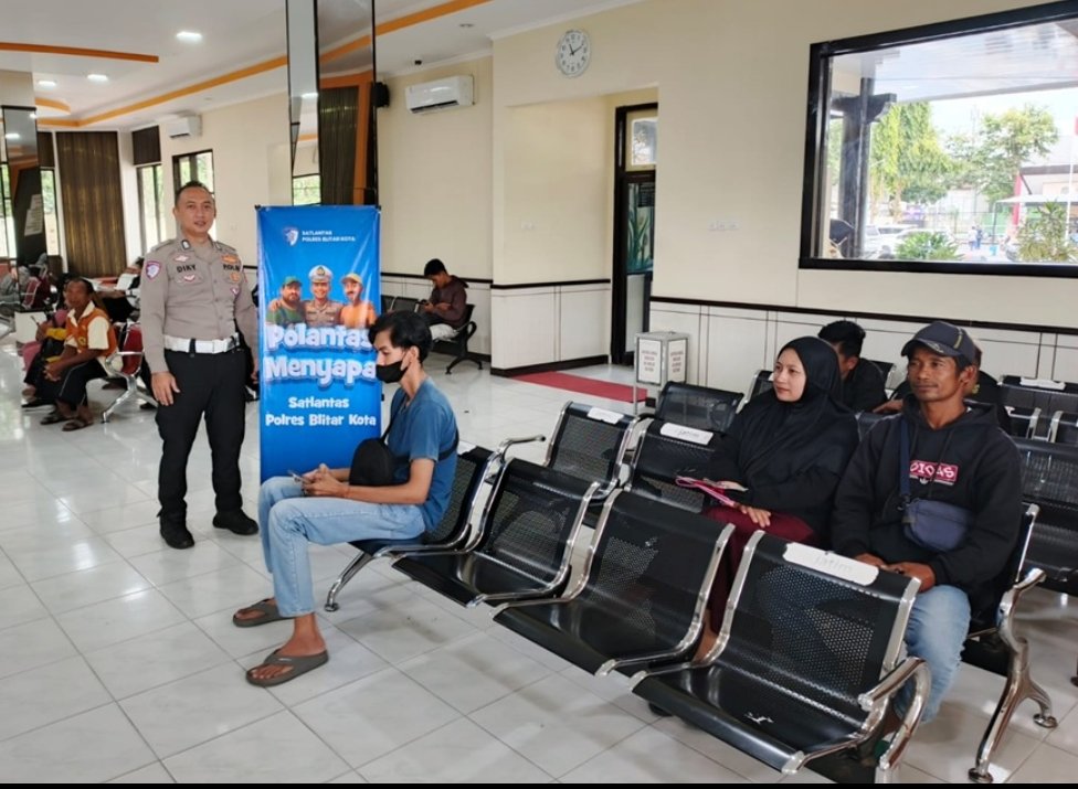 Satlantas Polres Blitar Kota Hadirkan Layanan Humanis Lewat Program “Polantas Menyapa”