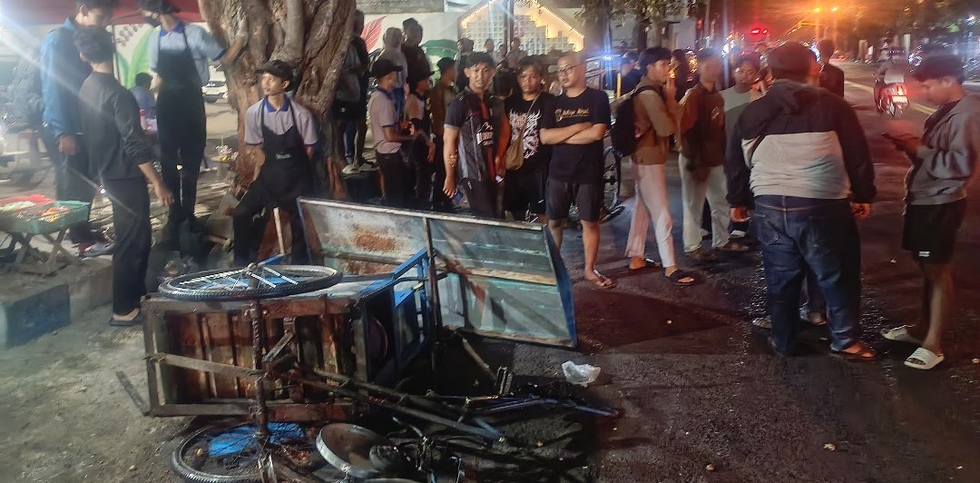 Salip Bus, Remaja 17 Tahun Tabrak Penjual Bakso di Jalan Panglima Sudirman Tulungagung