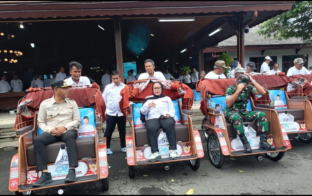 Program Presiden Prabowo, Bupati Tulungagung Salurkan Becak Listrik PT Pindad untuk Lansia