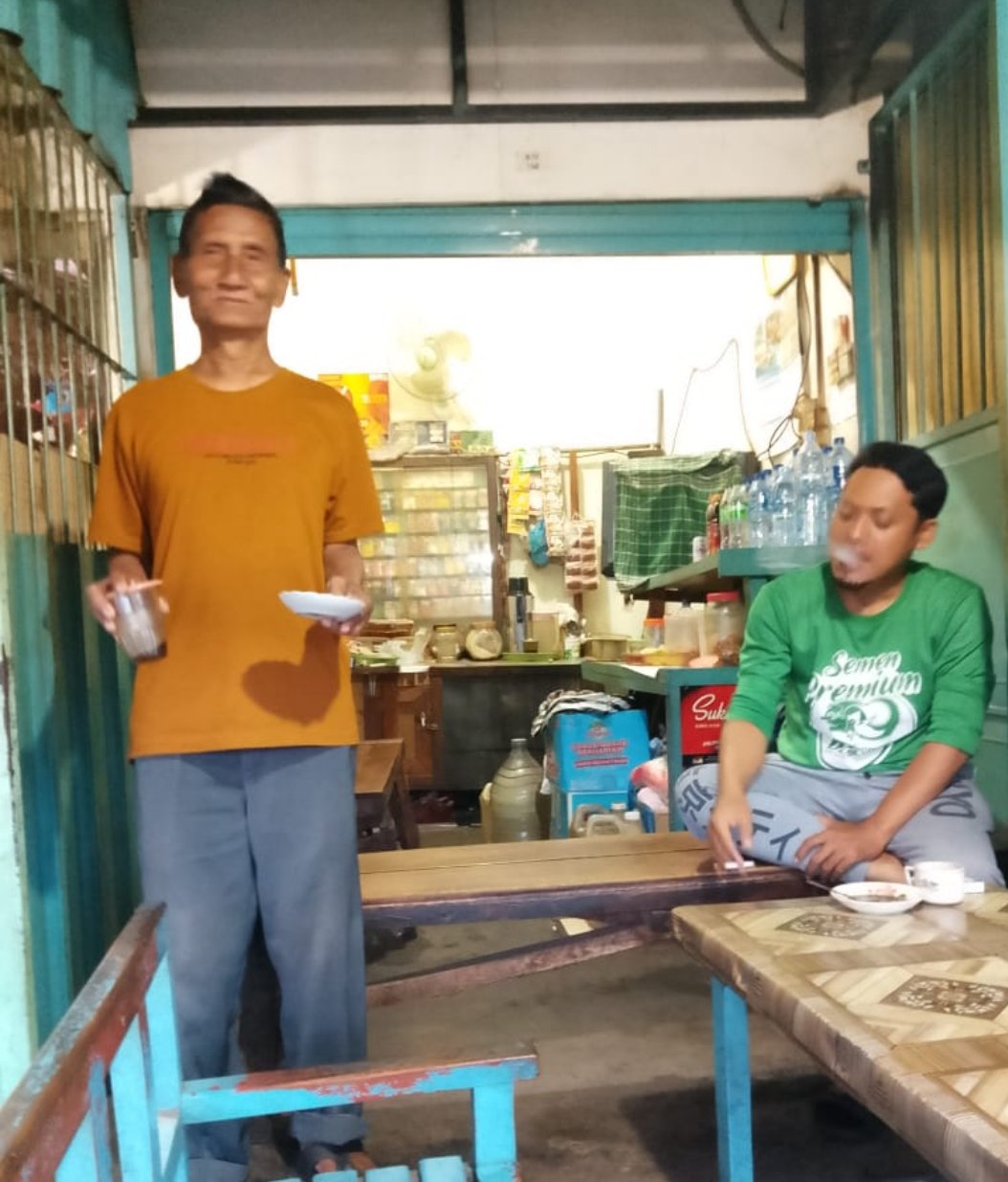 Tak Pensiun di Usia Senja: Mbah Karji, Kopi, dan Kehidupan Pasar Ngemplak