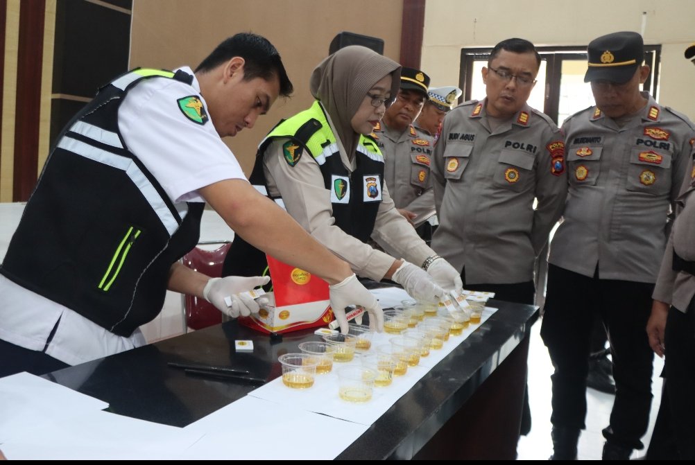 Cegah Penyalahgunaan Narkoba, Polres Blitar Kota Tes Urine Mendadak PJU dan Kapolsek
