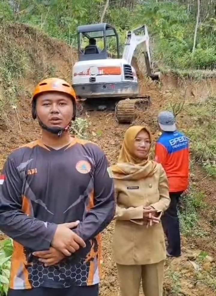 BPBD Trenggalek Intensifkan Pembersihan Longsor di SDN 2 Ngulungwetan, Dua Kelas Lumpuh Aktivitas Belajar