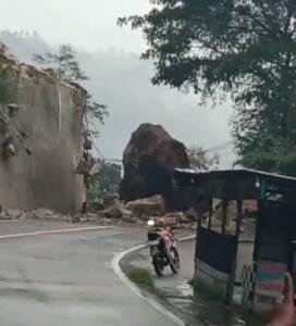 Longsor, Jalur Nasional Trenggalek–Ponorogo KM 16 Ditutup, Akses Lumpuh Total
