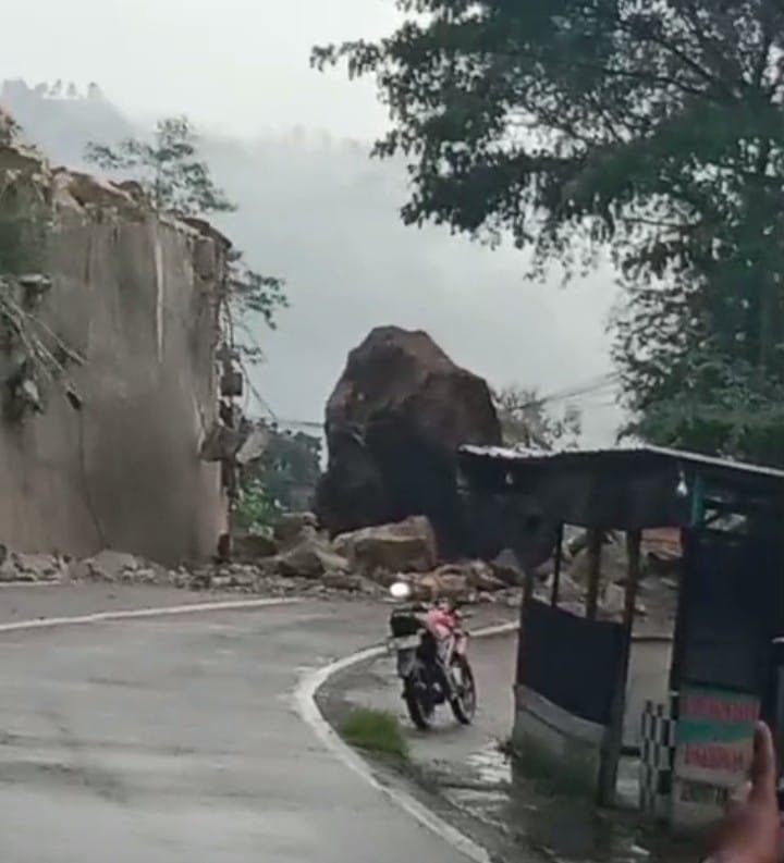 Longsor, Jalur Nasional Trenggalek–Ponorogo KM 16 Ditutup, Akses Lumpuh Total