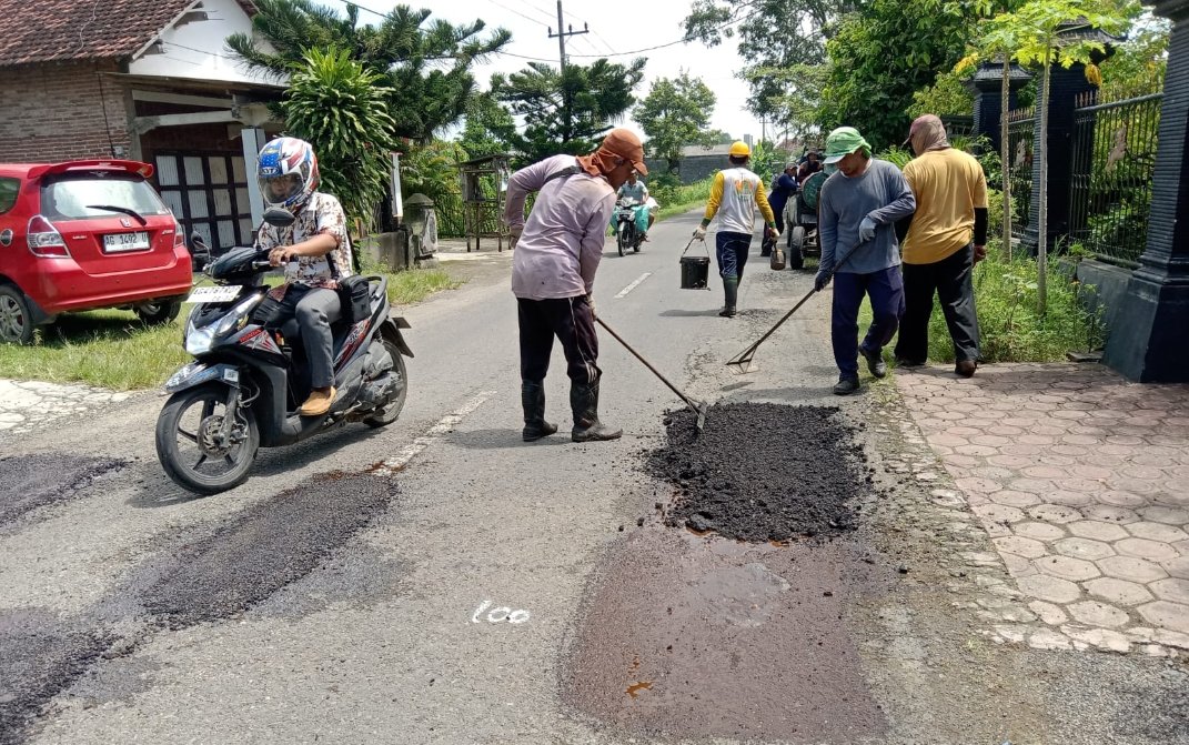 Jalan Berlobang  Sodo–Ngrance Kabupaten Tulungagung Diperbaiki UPT PJJ Campurdarat