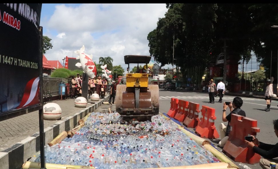 Polres Blitar Kota Musnahkan 2.000 Botol Miras dan 165 Knalpot Brong