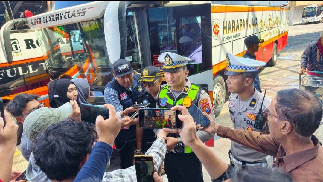 Polres Blitar Kota Ramp Check Bus dan Tes Urine Awak di Terminal Patria
