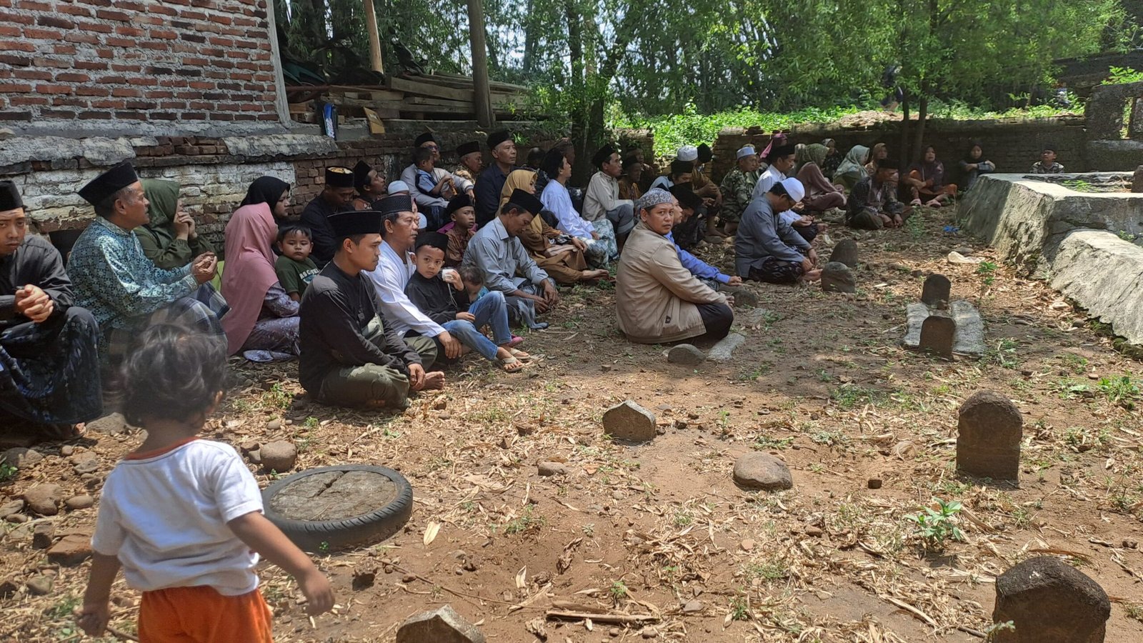 Ziaroh Makbaroh Mbah Yai Fathurrohman Poleng: Jejak Perjuangan yang Tak Boleh Mandek