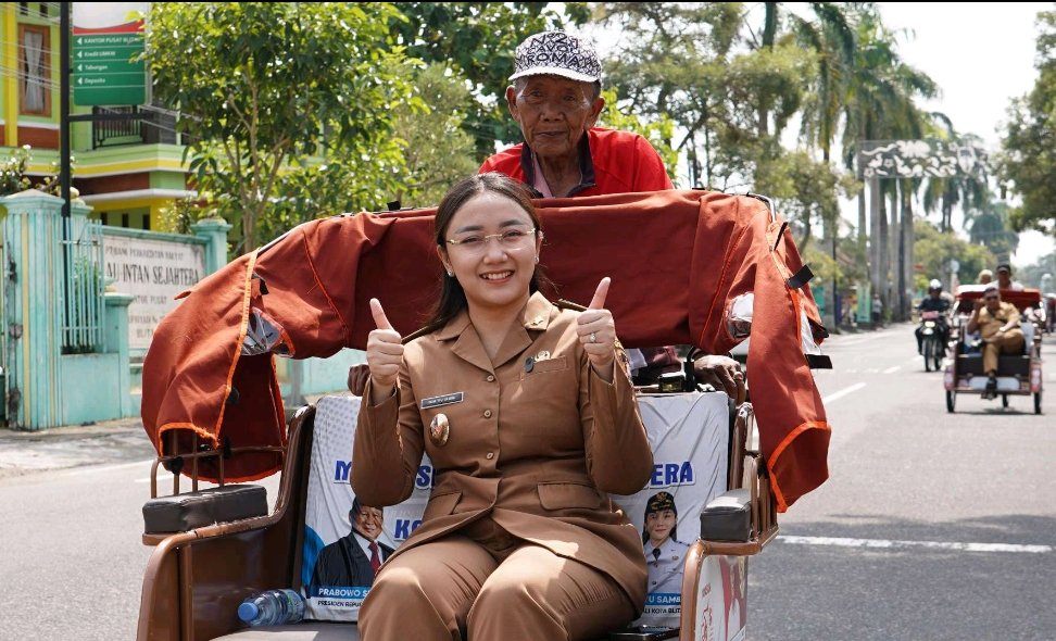 “Di Atas Becak Listrik, Mbak Elim Menyusuri Pagi: Hemat Energi, Menggerakkan Asa Kota”