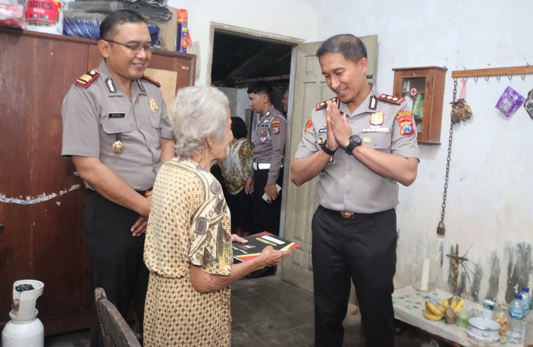 Polres Blitar Kota dan Warga Evakuasi Pohon Tumbang, Akses Jalan Kembali Normal