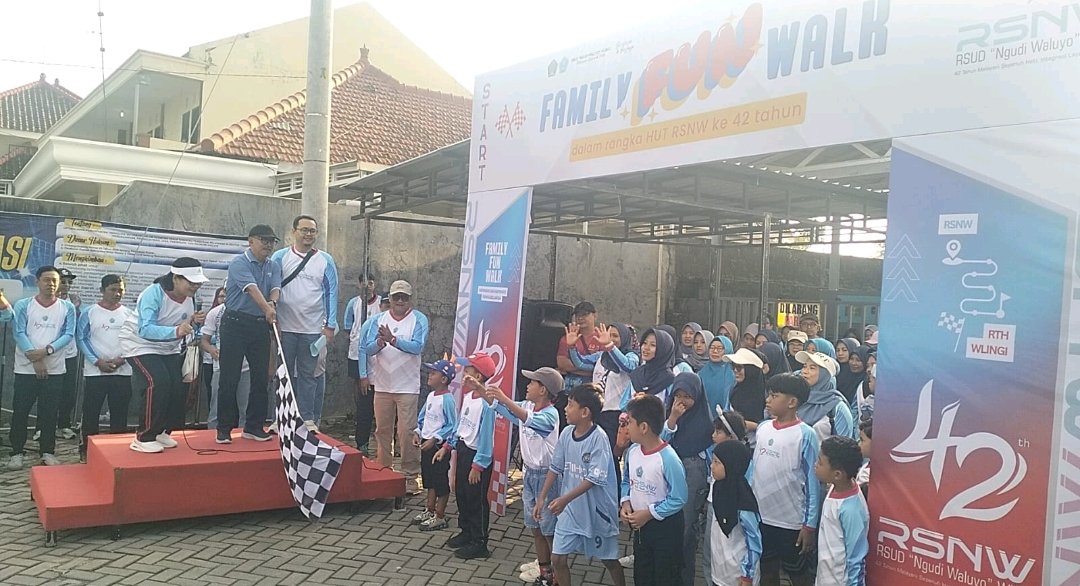Semarak HUT ke-42, RSUD Ngudi Waluyo Wlingi Gelar Family Fun Walk, Perkuat Soliditas dan Pelayanan