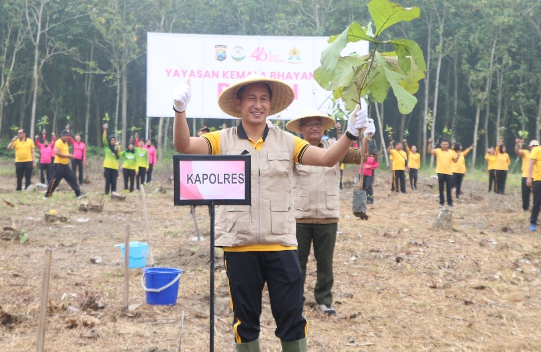 Polres Blitar Kota Tanam 170 Pohon di Lahan Kritis Sumberingin