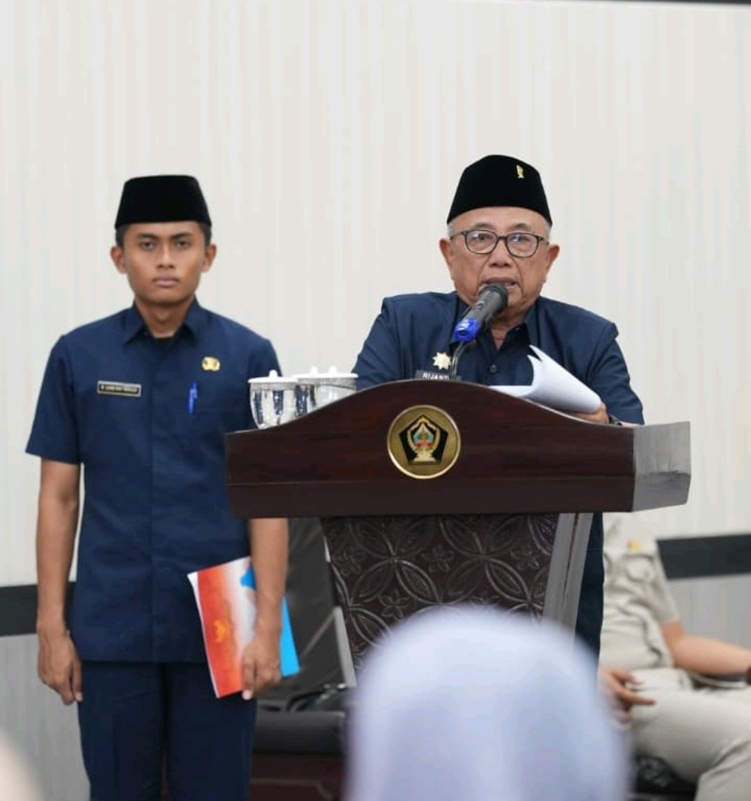 Rapat Paripurna DPRD Blitar Evaluasi LKPJ Bupati 2025