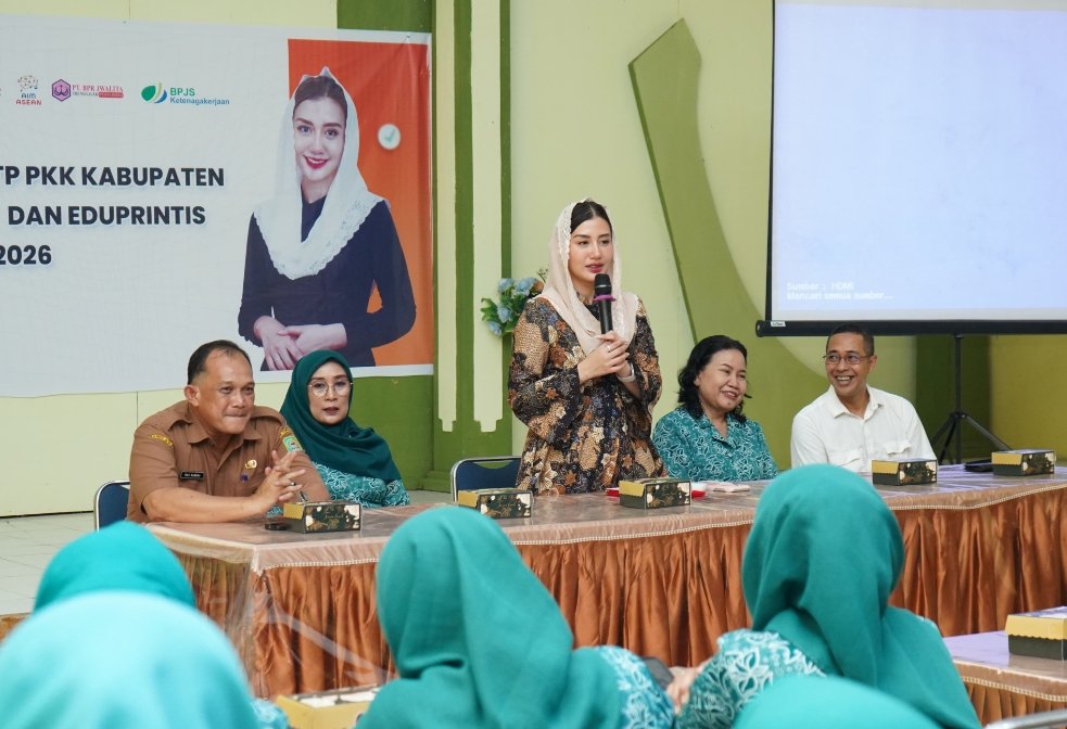 Novita Hardini Gelar Pengobatan Mata Gratis